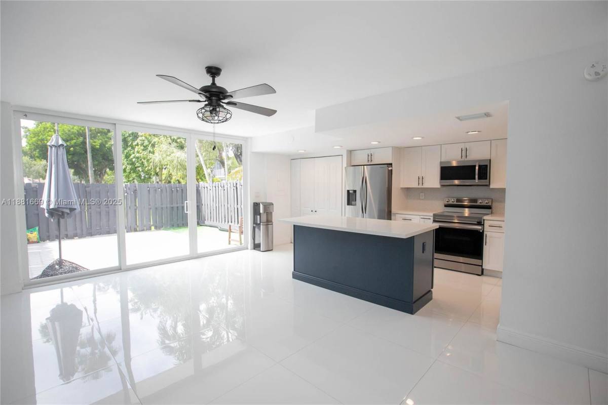 Townhouse for rent at 2714 NE 8th St #2712, Hallandale, FL 33009