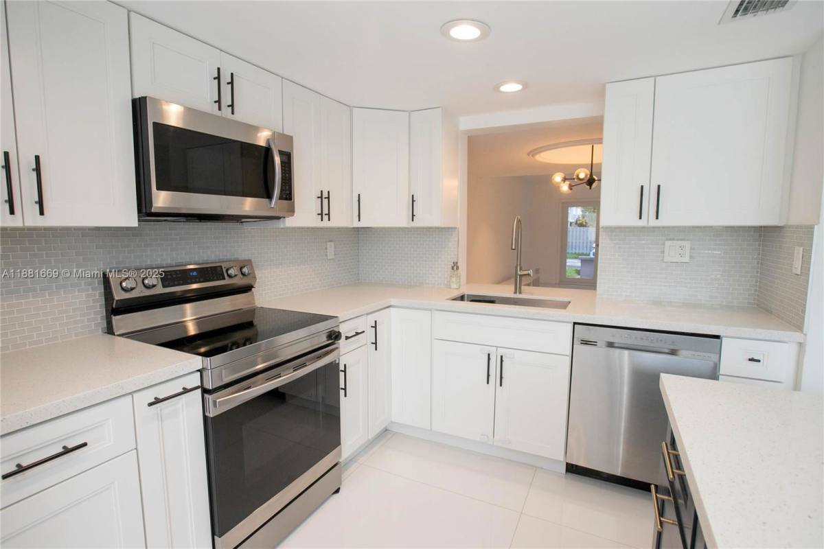 Townhouse for rent at 2714 NE 8th St #2712, Hallandale, FL 33009
