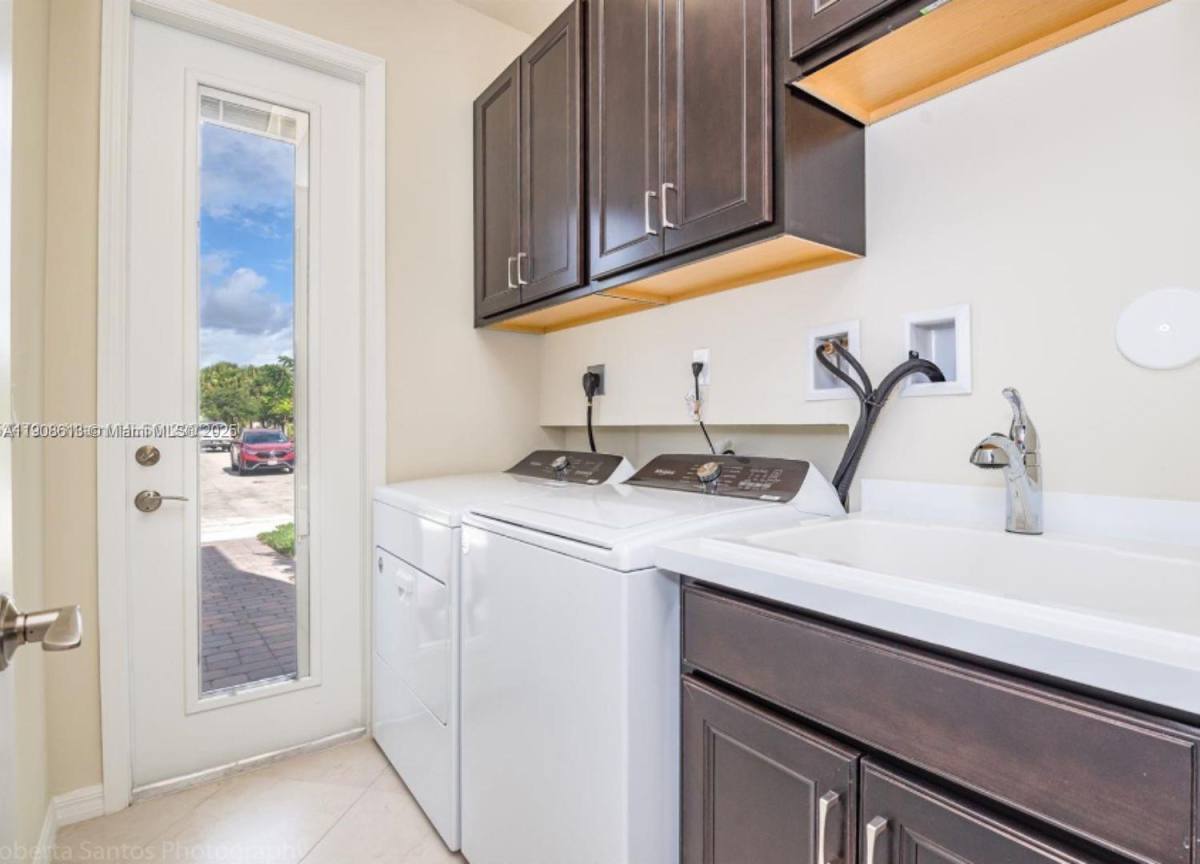 Townhouse for rent at 3932 Long Leaf Lane #1, Hollywood, FL 33021