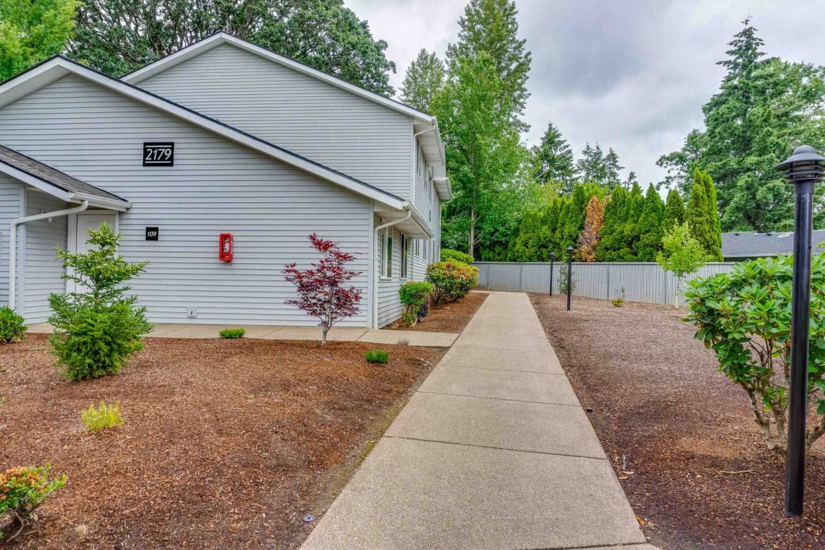 Apartment for rent at 2195 Maplewood Dr S, Salem, OR 97306