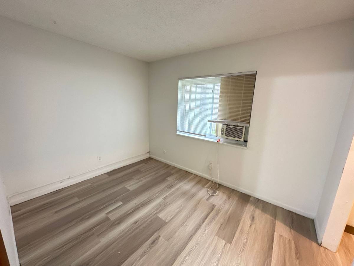 Apartment for rent at 42-50 W Oakland Ave, Columbus, OH 43201