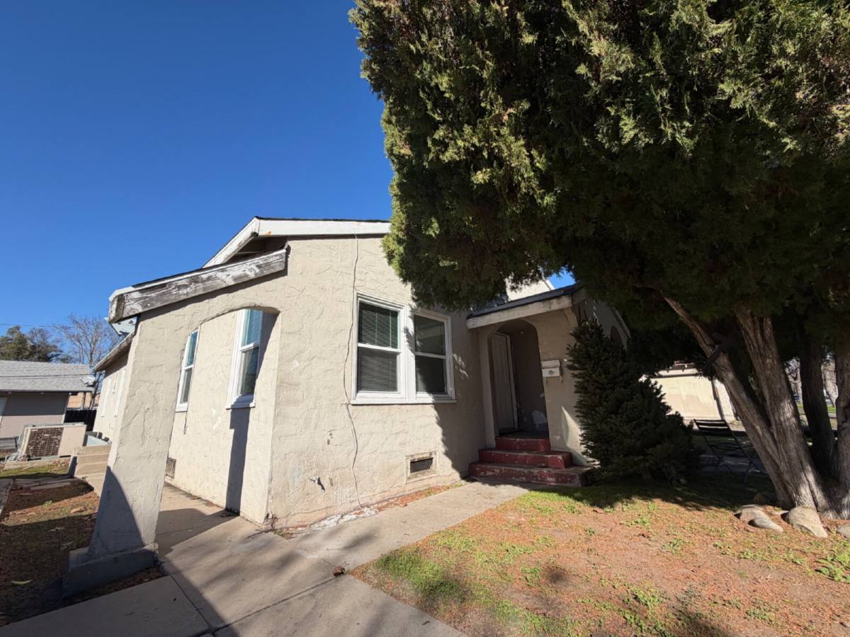 Townhouse for rent at 1819 Q St, Merced, CA 95340