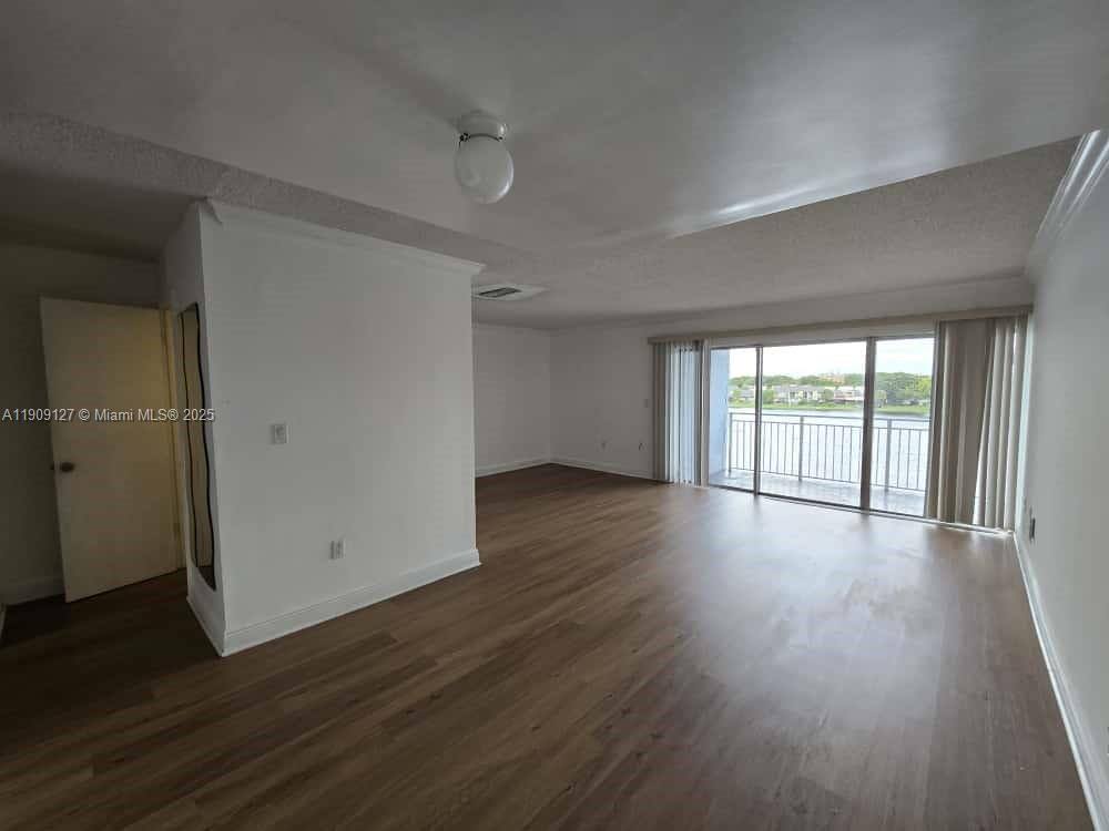 Apartment for rent at 9351 Fontainebleau Blvd, Miami, FL 33172
