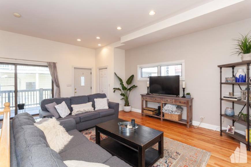 Apartment for rent at 1433 W Oakdale #CH, Chicago, IL 60657