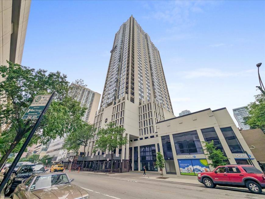 Apartment for rent at 1122 N Clark St #2706, Chicago, IL 60610