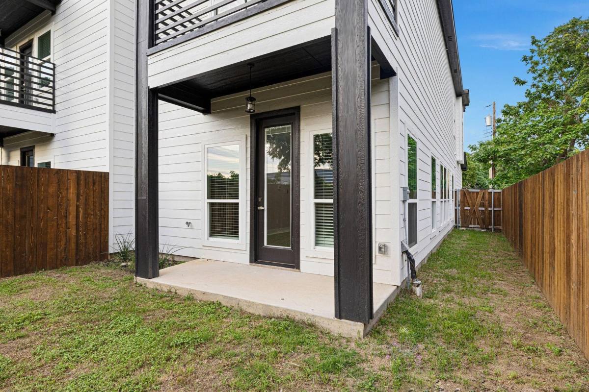 Townhouse for rent at 2811 Harston St, Dallas, TX 75212