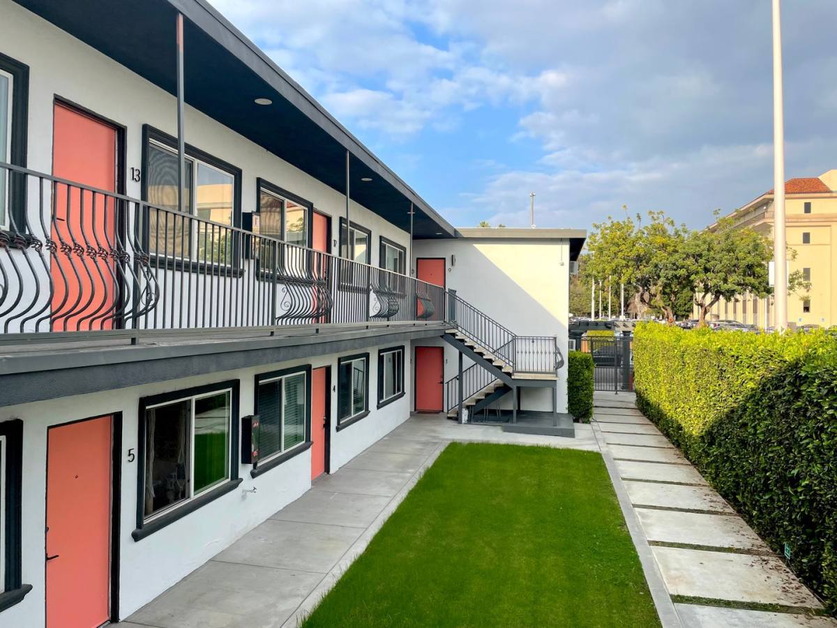 Apartment for rent at 710 W 27th St, Los Angeles, CA 90007