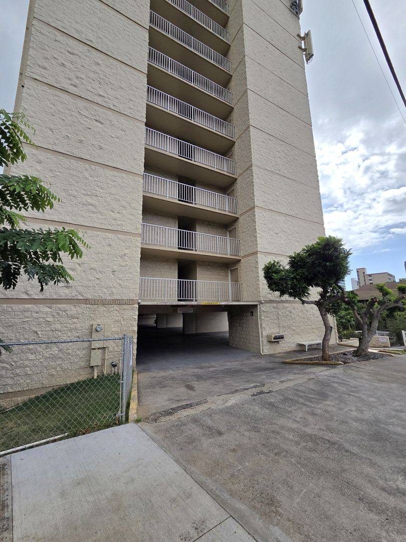 Apartment for rent at 1687 Pensacola St, Honolulu, HI 96822