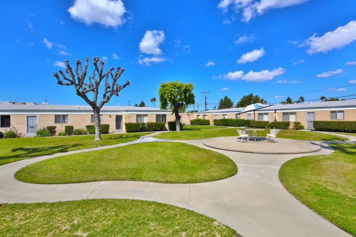 Townhouse for rent at 2950 W Lynrose Dr, Anaheim, CA 92804