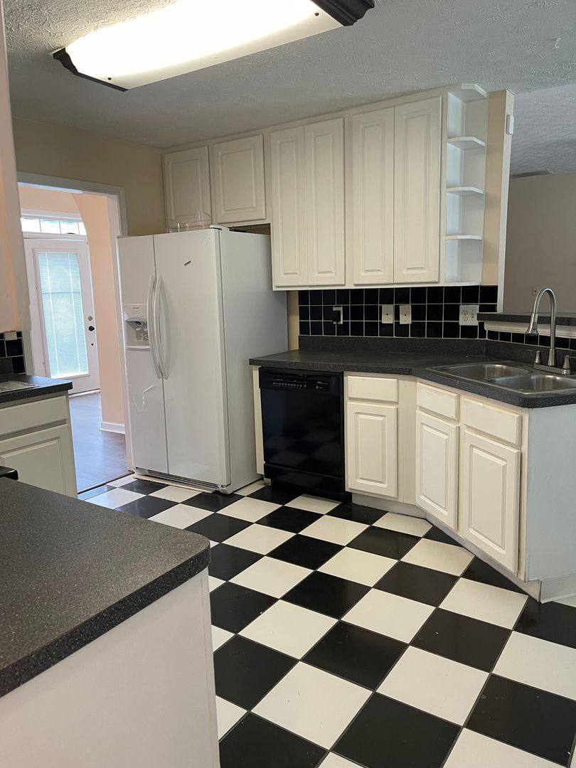 House for rent at 318 Derby Dr, Riverdale, GA 30274