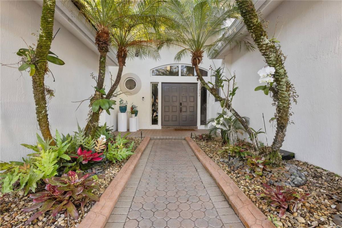 House for rent at 3719 Oak Ridge Circle, Fort Lauderdale, FL 33331