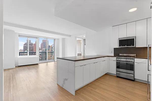 Apartment for rent at 70 W 37th St #1904, New York, NY 10018