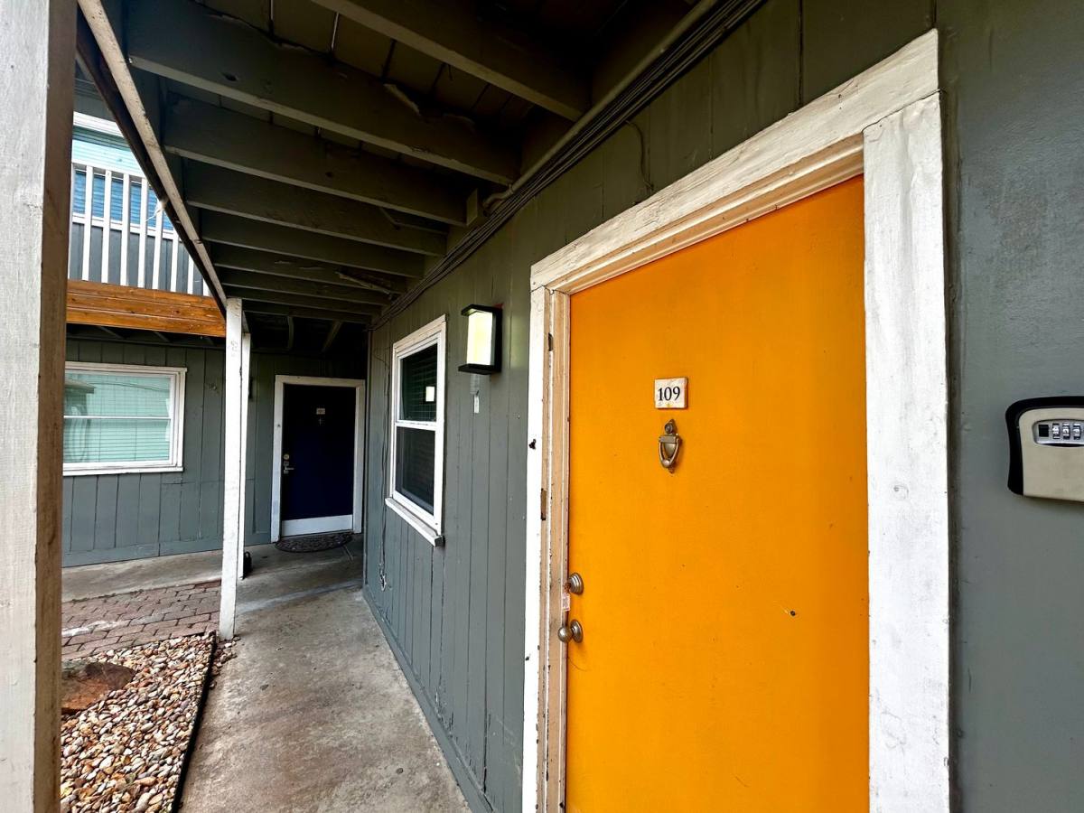 Condo for rent at 2401 Manor Rd, Austin, TX 78722