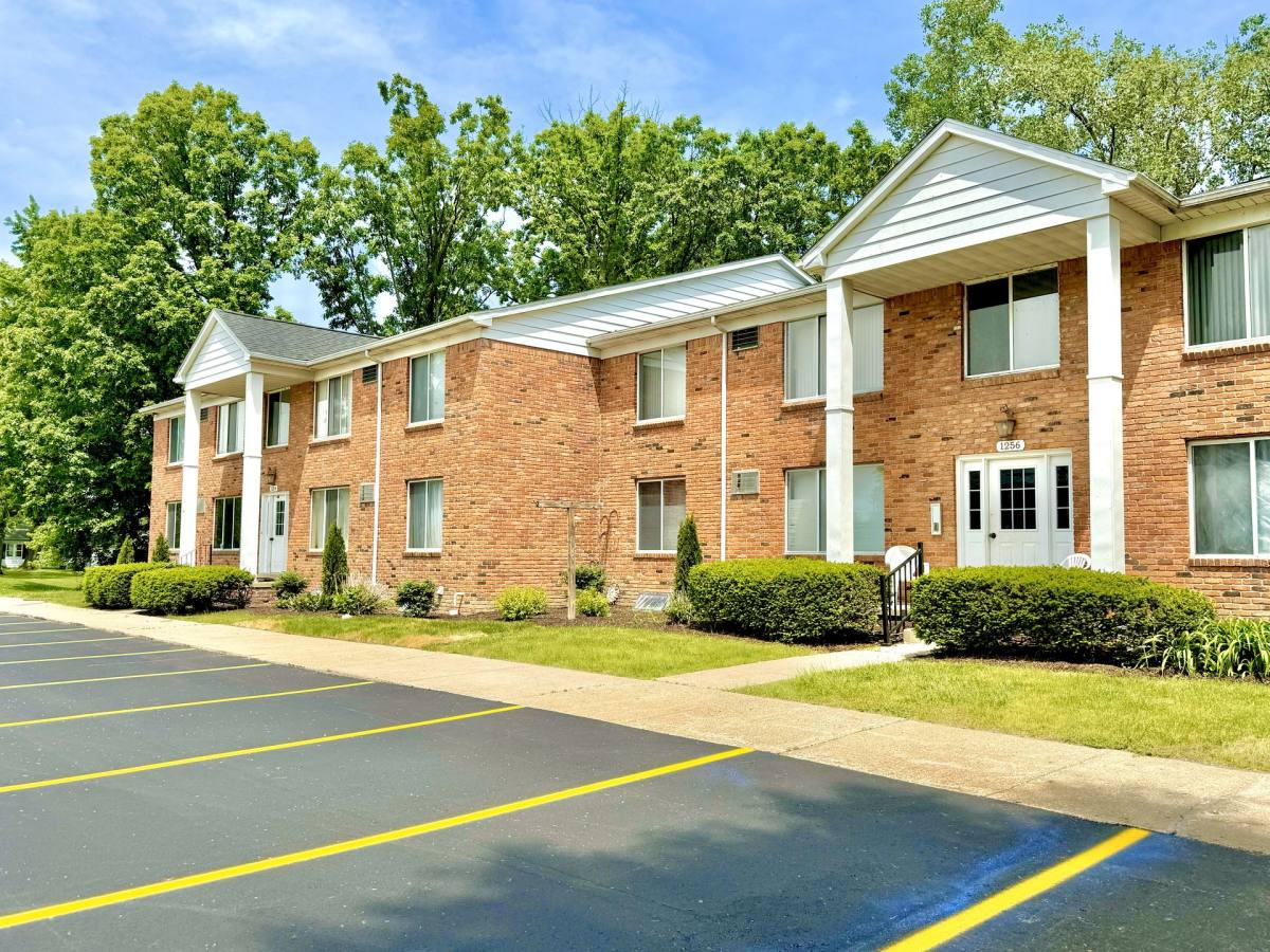 Apartment for rent at 1250 E W Maple Rd, Walled Lake, MI 48390
