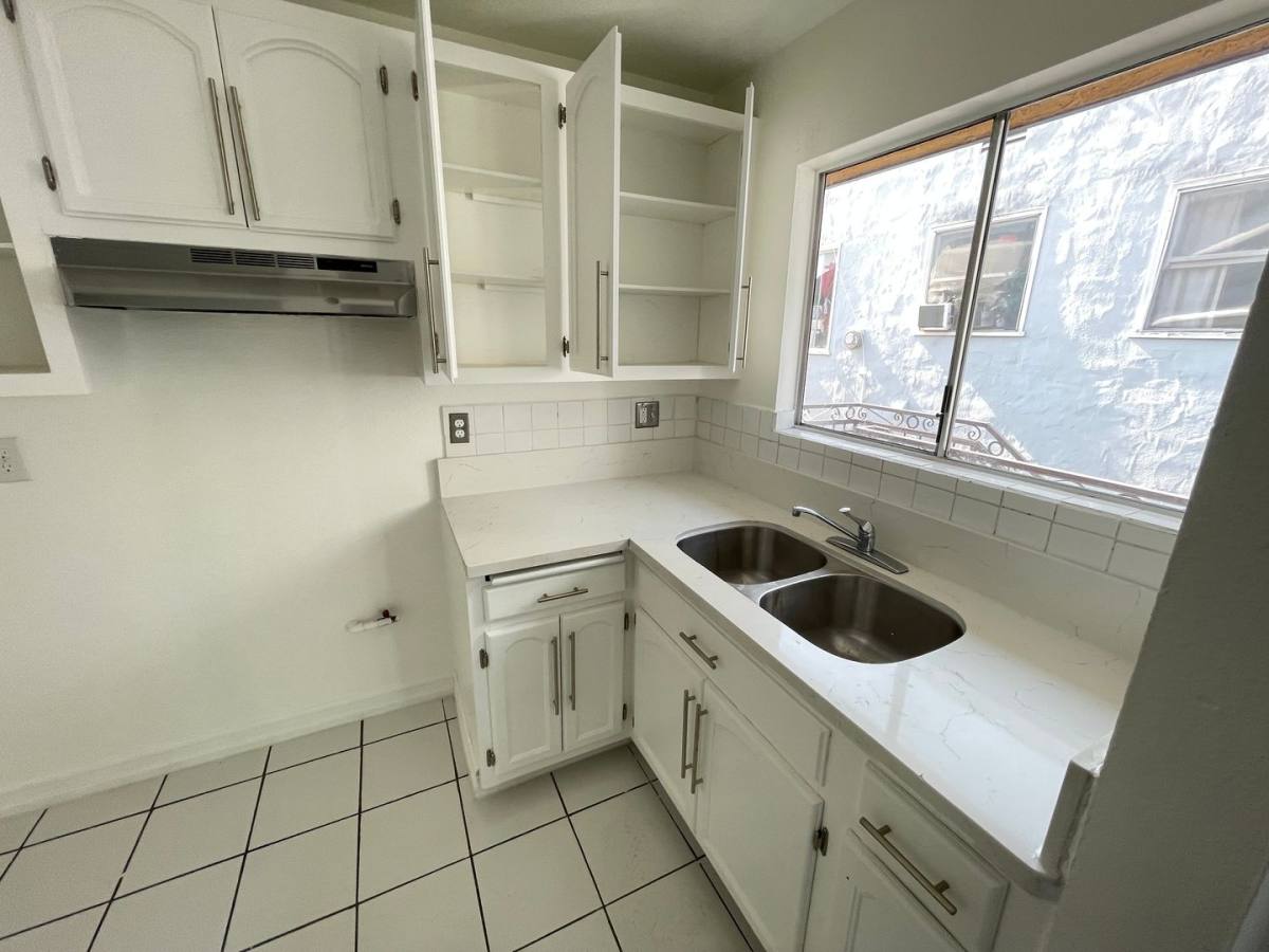 Apartment for rent at 1316 S Catalina St, Los Angeles, CA 90006