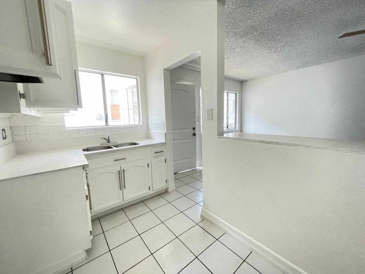 Apartment for rent at 1316 S Catalina St, Los Angeles, CA 90006
