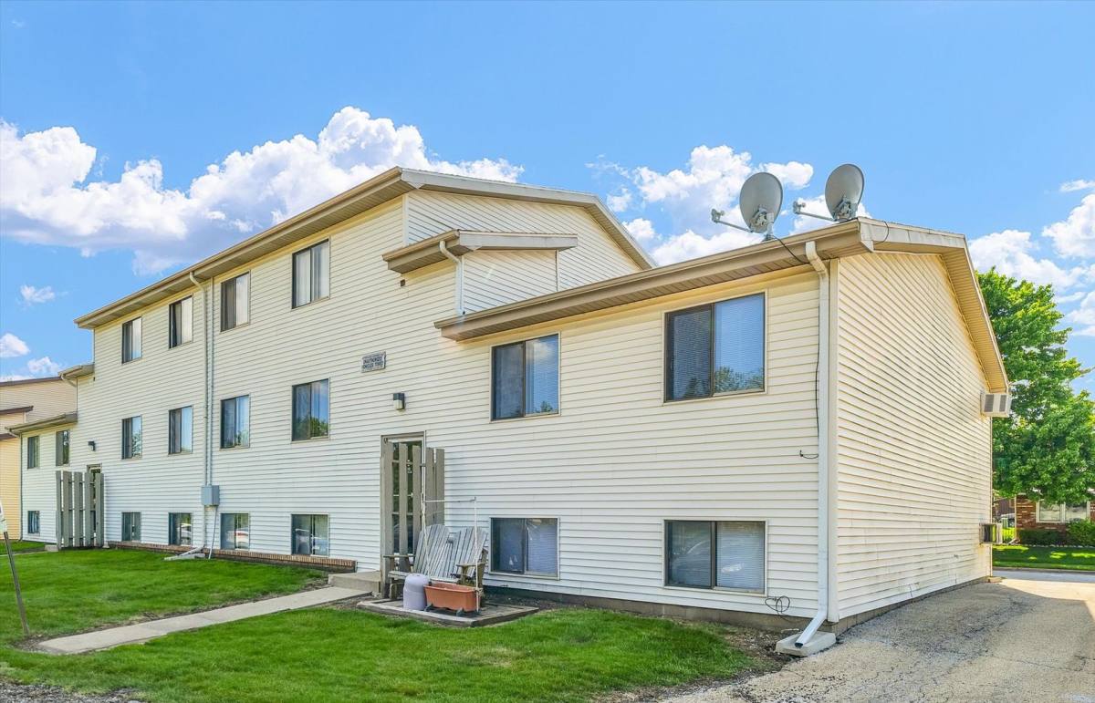 Apartment for rent at 712 Arcadia Dr, Bloomington, IL 61704