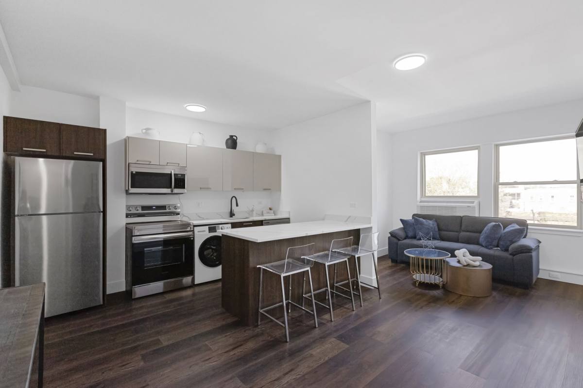 1555 W Hollywood Ave #403, Chicago, IL 60660