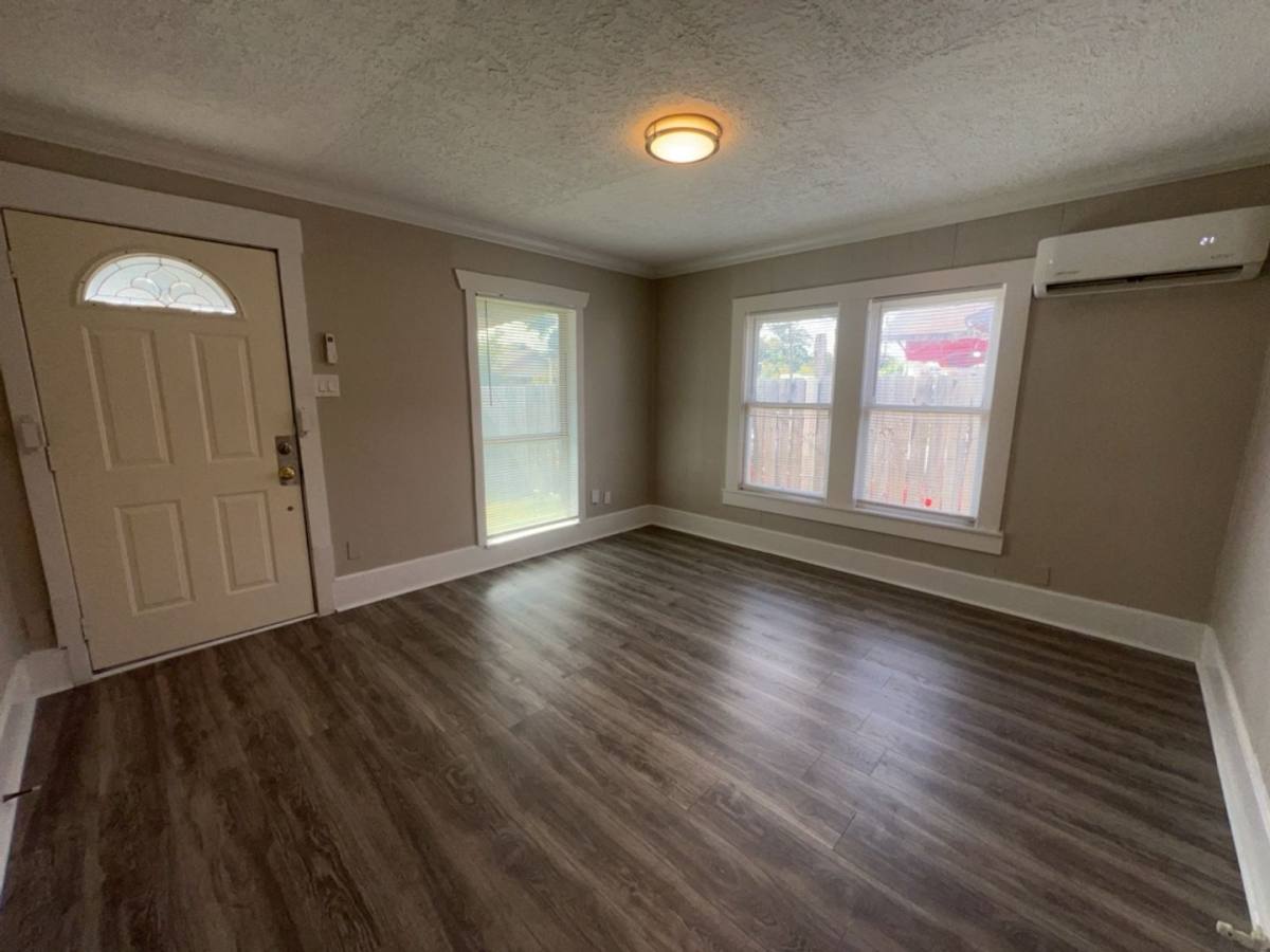 6915 Ave L, Houston, TX 77011 - Apartment For Rent - Image 2