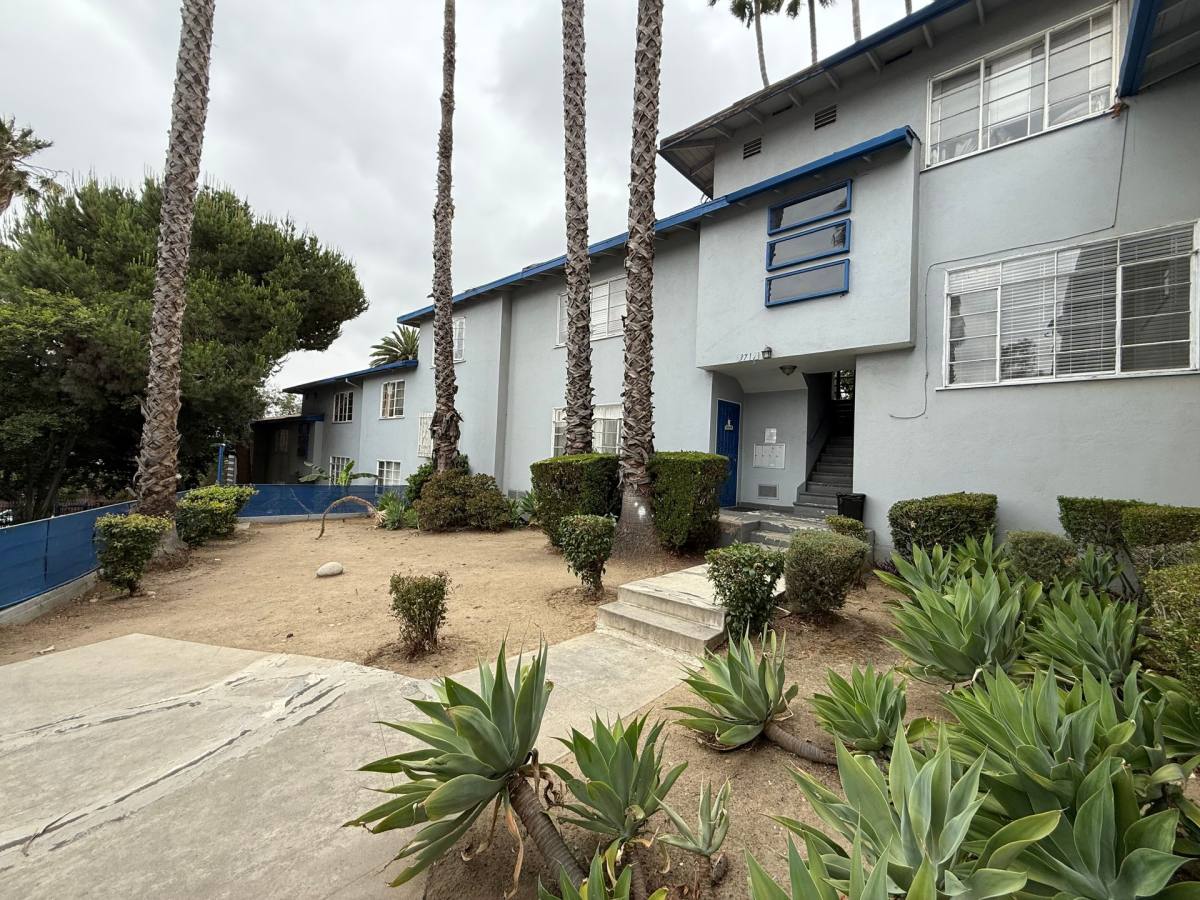 Apartment for rent at 3701 Montclair St, Los Angeles, CA 90018