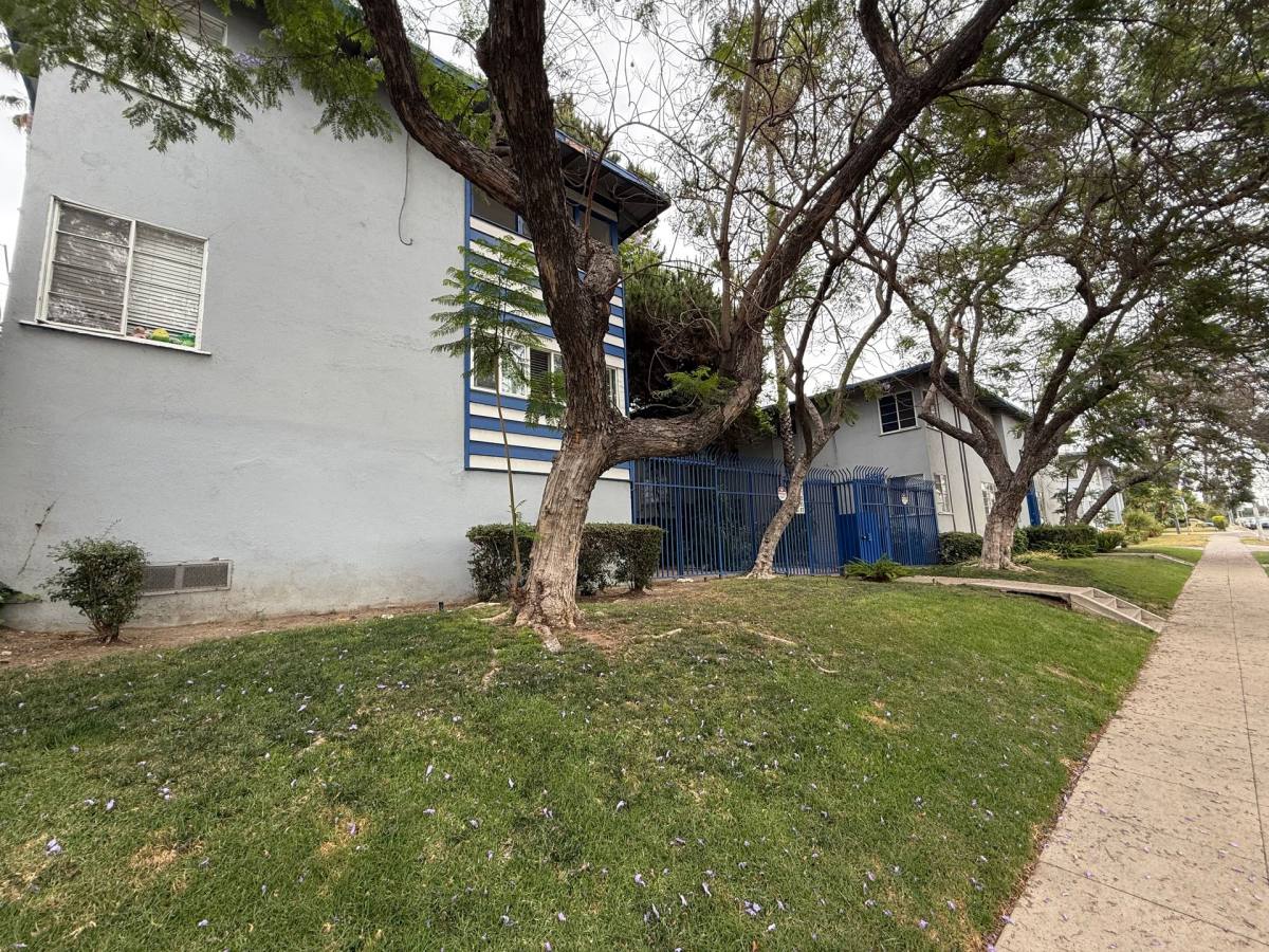 Apartment for rent at 3701 Montclair St, Los Angeles, CA 90018