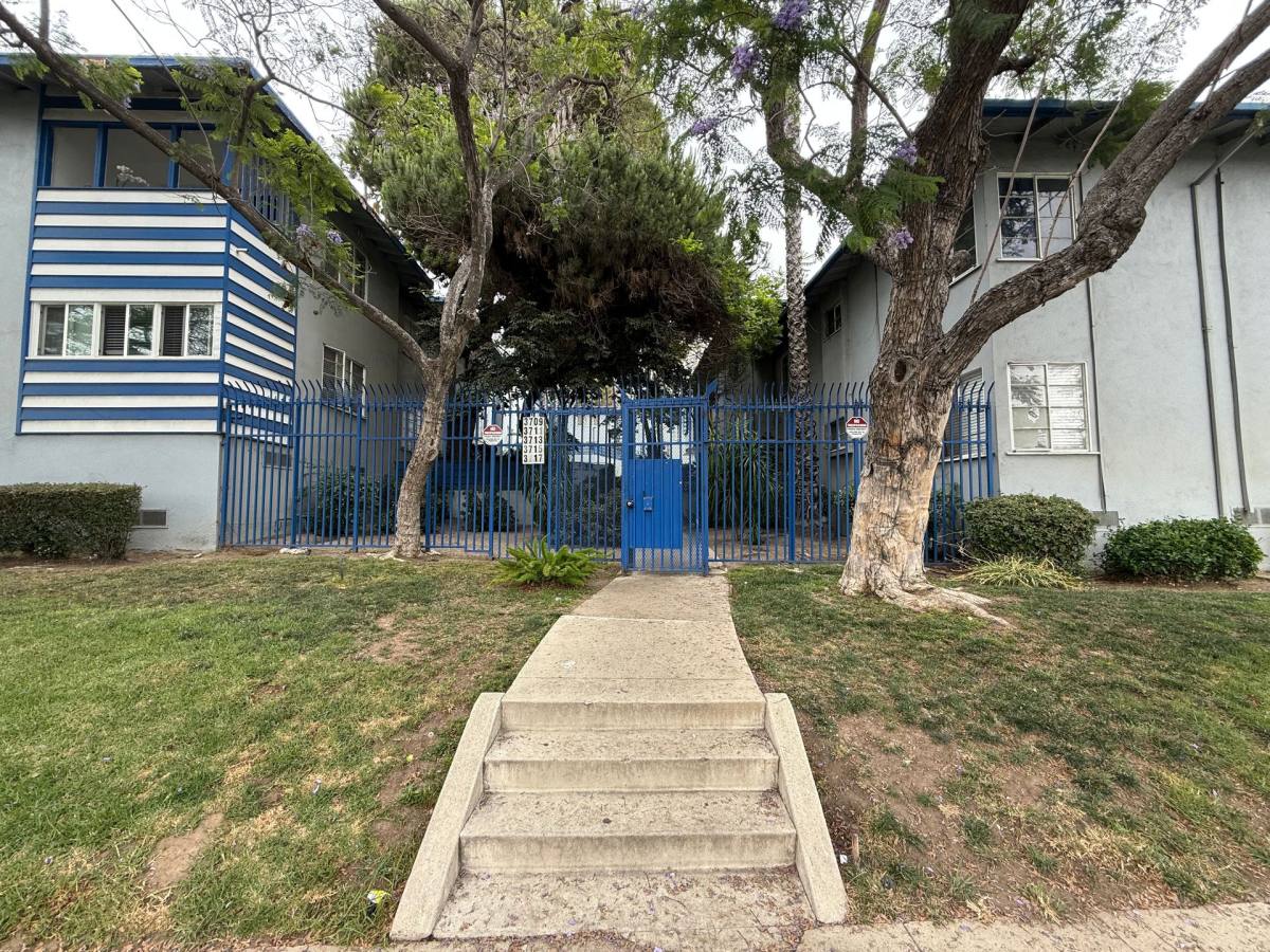 Apartment for rent at 3701 Montclair St, Los Angeles, CA 90018