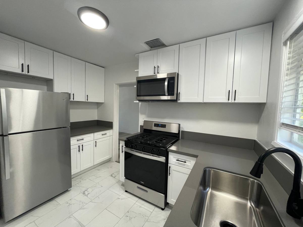 Apartment for rent at 3701 Montclair St, Los Angeles, CA 90018