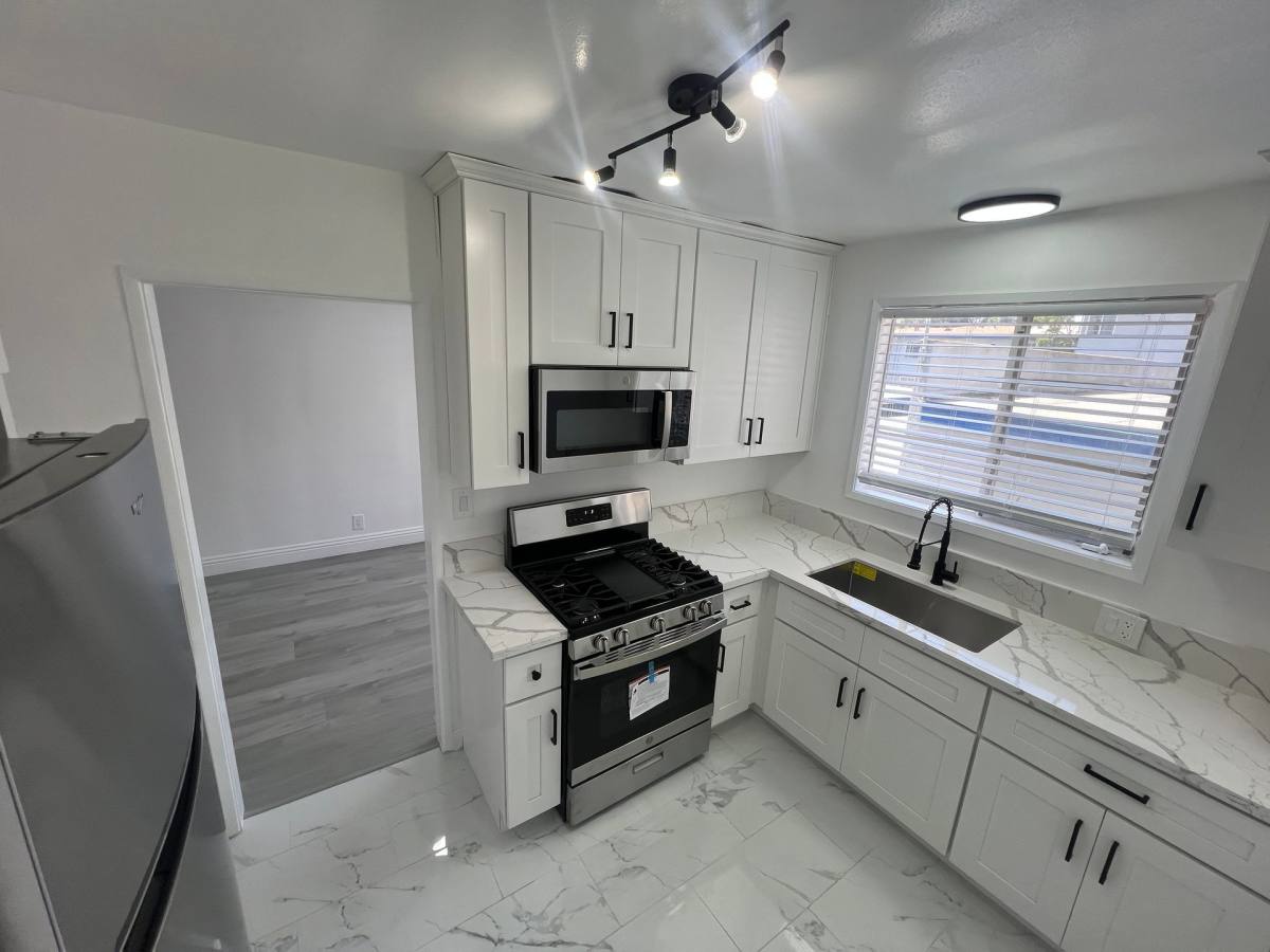 Apartment for rent at 3701 Montclair St, Los Angeles, CA 90018