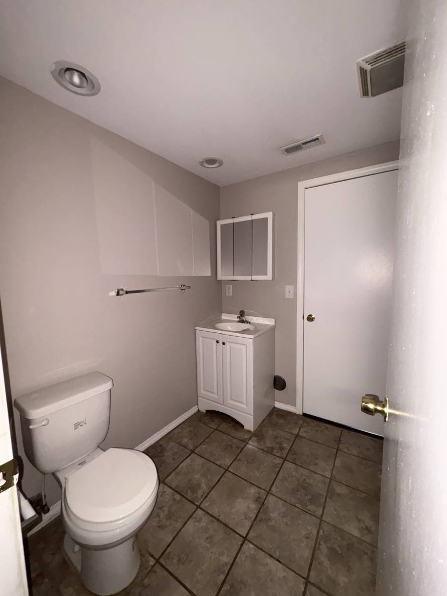 Apartment for rent at 927 Wayne St #B, Jackson, MI 49202