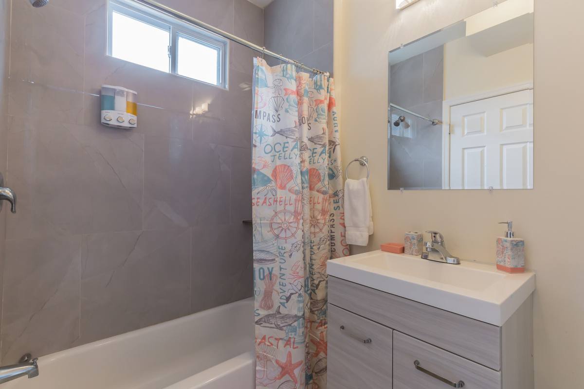Apartment for rent at 4 N Oakland Ave First Floor, Ventnor City, NJ 08406