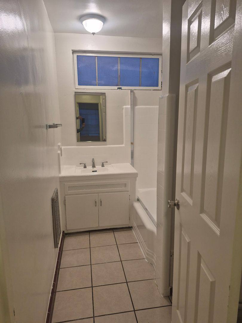 Apartment for rent at 4132-38 Somerset Dr, Los Angeles, CA 90008