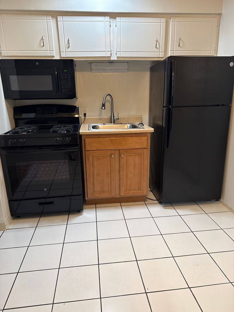 Apartment for rent at 2121 S Wolf Rd, Hillside, IL 60162