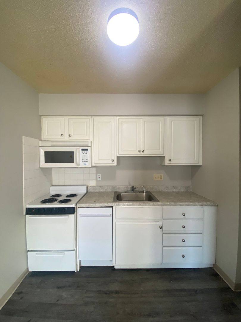 Apartment for rent at 1020 Ashworth Rd, West Des Moines, IA 50265