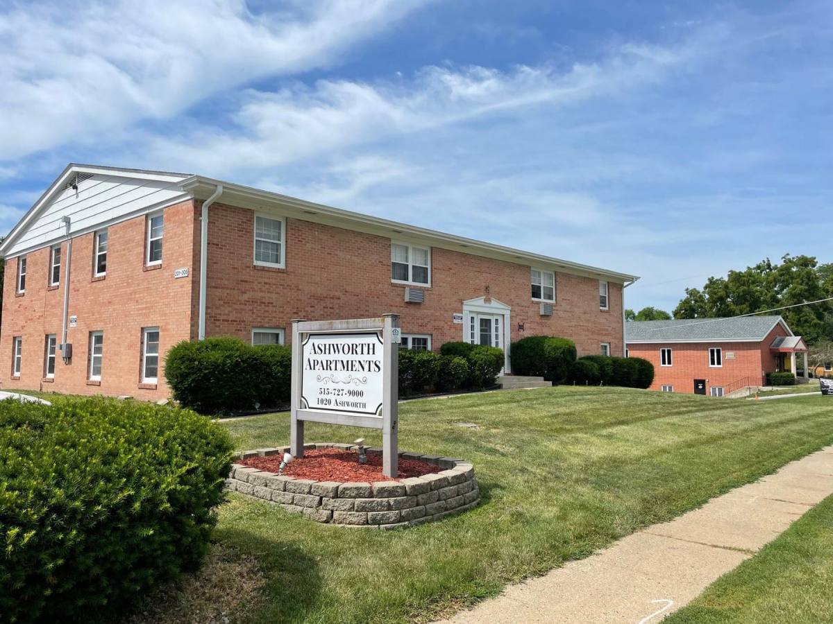 Apartment for rent at 1020 Ashworth Rd, West Des Moines, IA 50265