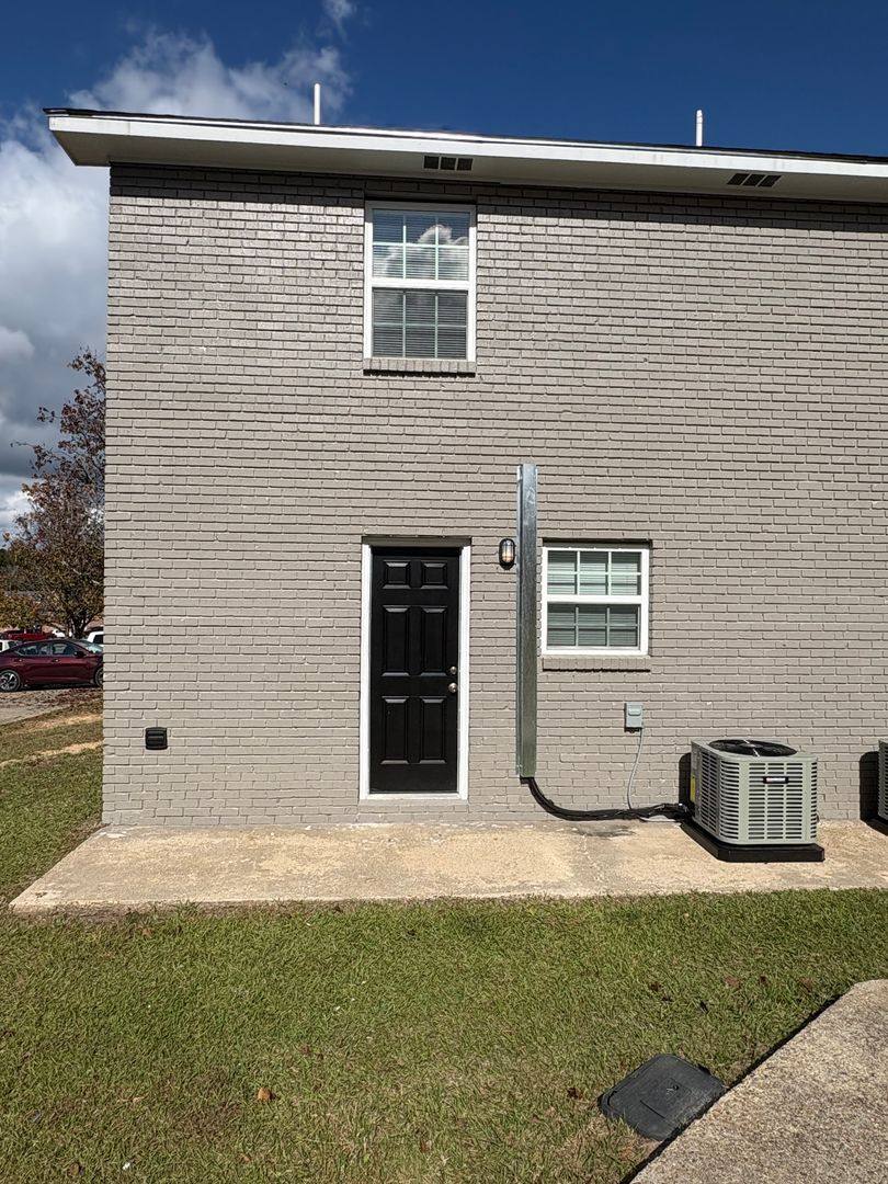 Townhouse for rent at 102 Ellis Dr, Hattiesburg, MS 39401