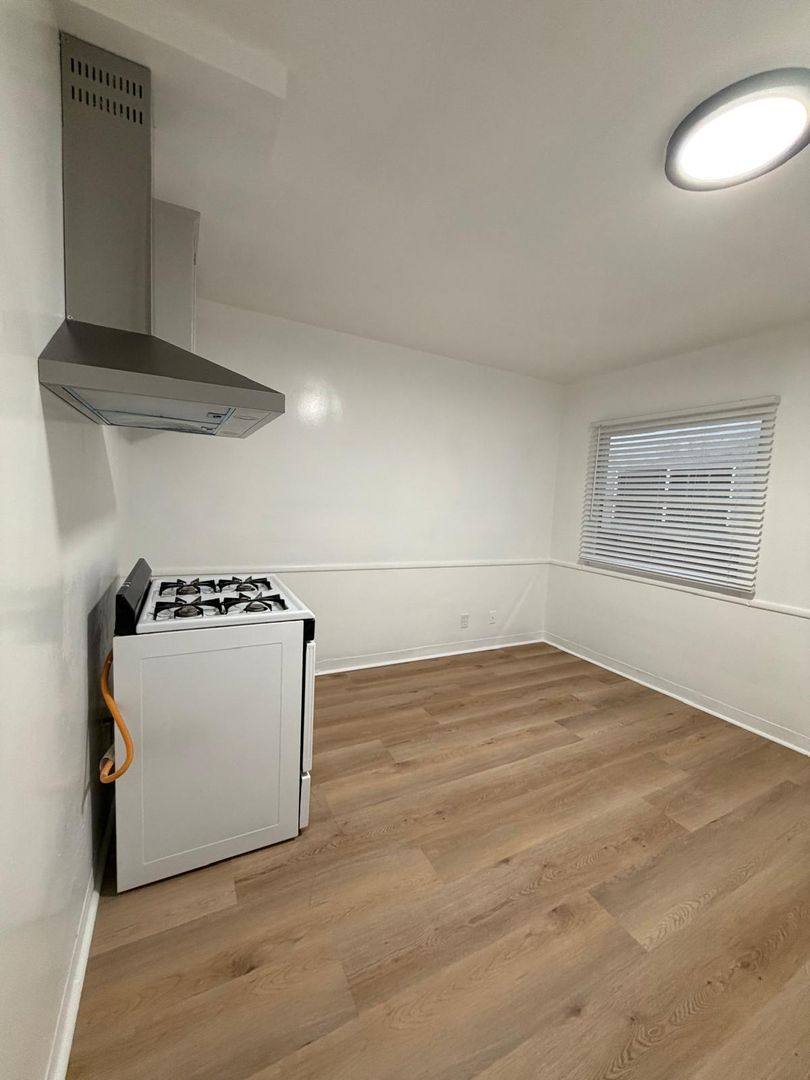 Apartment for rent at 935 N Louise St, Glendale, CA 91207
