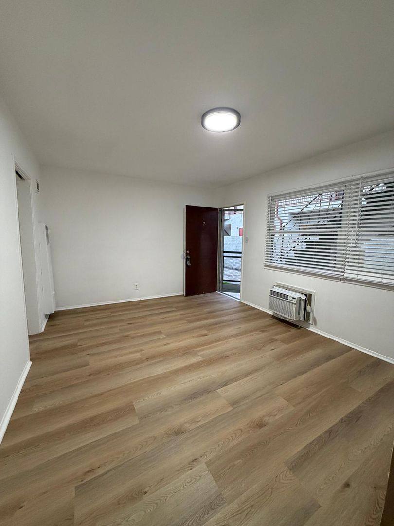 Apartment for rent at 935 N Louise St, Glendale, CA 91207