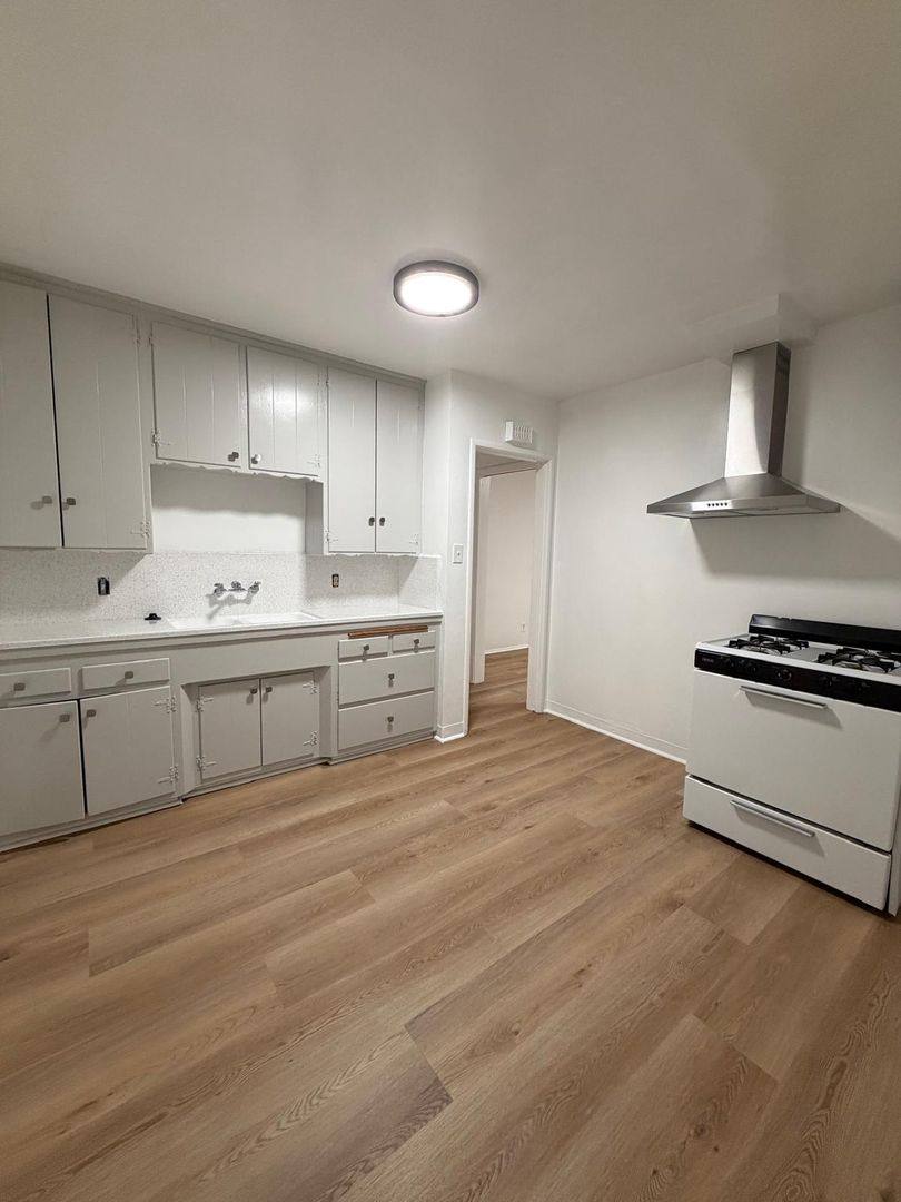 Apartment for rent at 935 N Louise St, Glendale, CA 91207