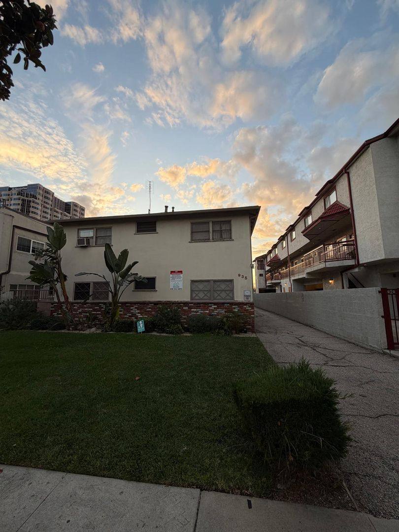 Apartment for rent at 935 N Louise St, Glendale, CA 91207
