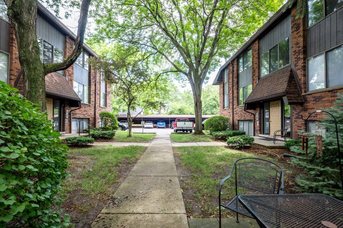 Apartment for rent at 2233-2457 E Maple, Birmingham, MI 48009