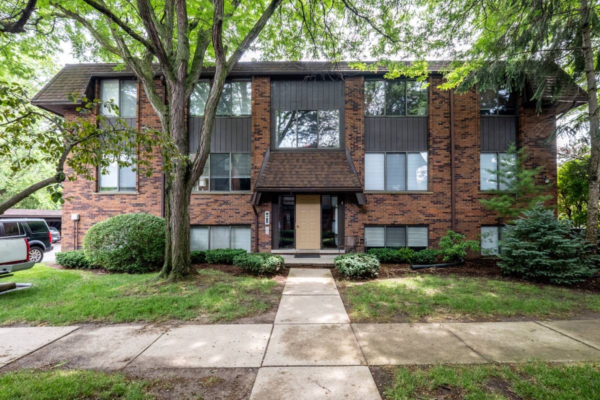 Apartment for rent at 2233-2457 E Maple, Birmingham, MI 48009