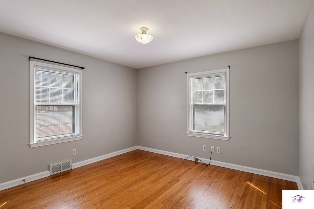 Apartment for rent at 3825 Cuming St, Omaha, NE 68131