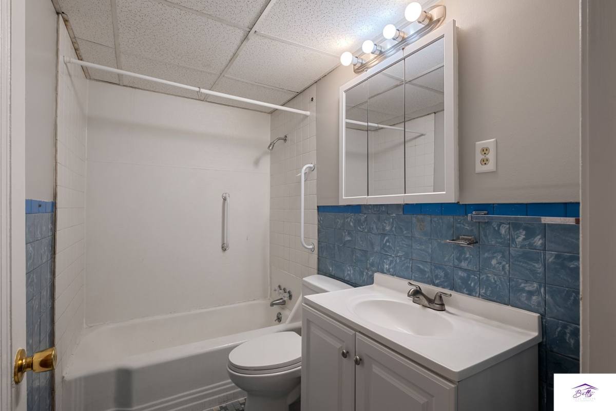 Apartment for rent at 3825 Cuming St, Omaha, NE 68131
