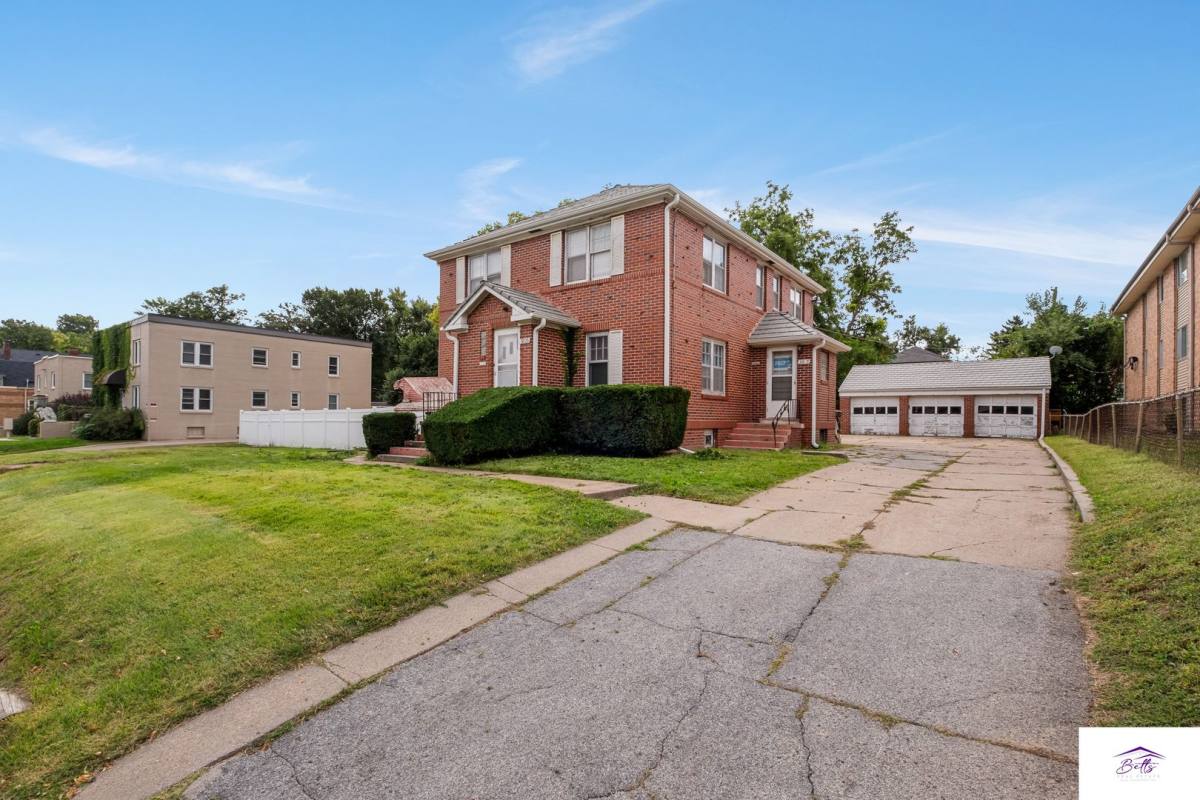 Apartment for rent at 3825 Cuming St, Omaha, NE 68131