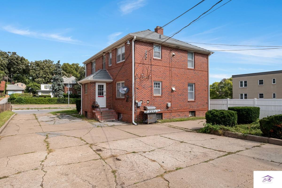 Apartment for rent at 3825 Cuming St, Omaha, NE 68131