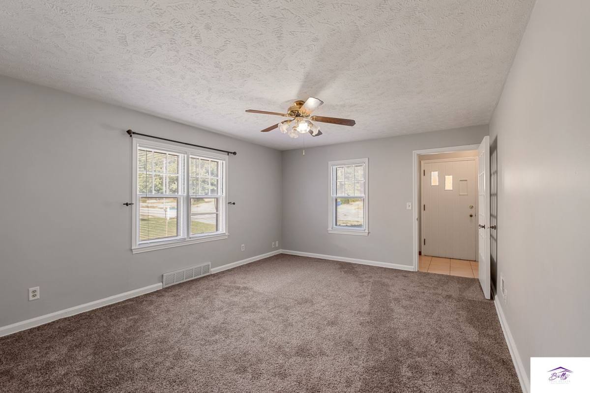 Apartment for rent at 3825 Cuming St, Omaha, NE 68131