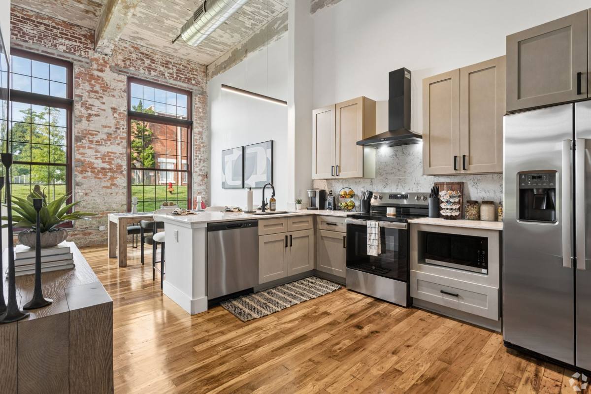 Apartment for rent at 502 W Broadway St, Griffin, GA 30223