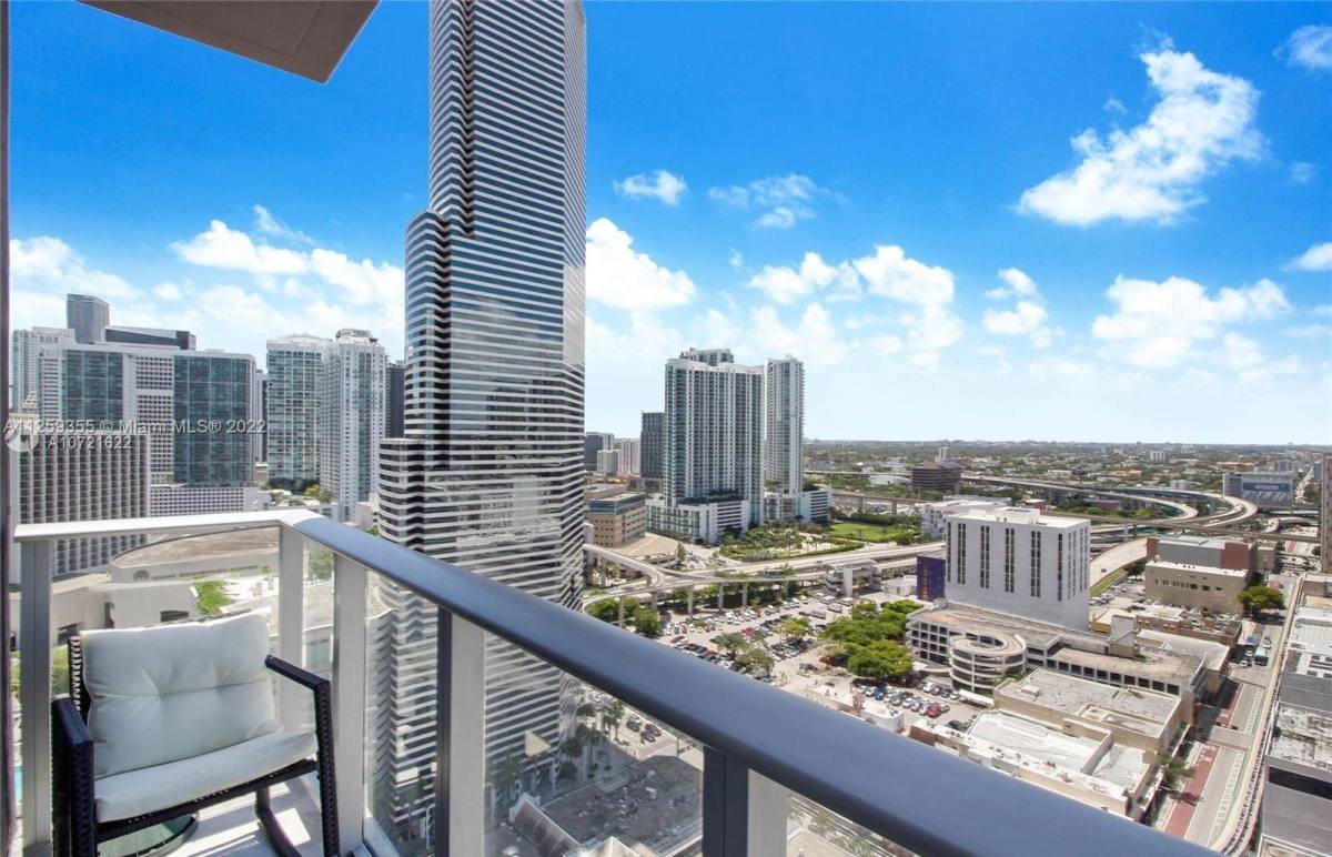 Apartment for rent at 151 SE 1st St, Miami, FL 33131