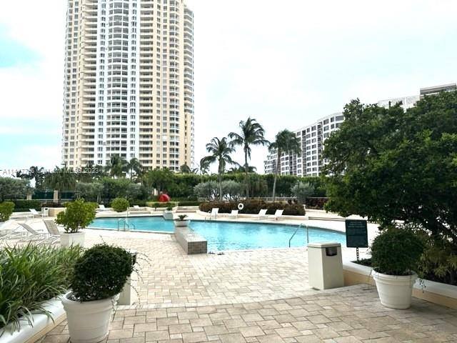 Apartment for rent at 888 Brickell Key Dr, Miami, FL 33131