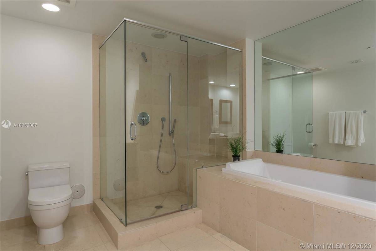 Apartment for rent at 485 Brickell Ave, Miami, FL 33131